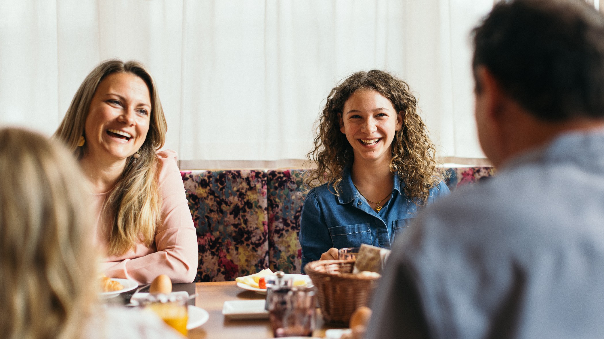 Familie beim Frühstück