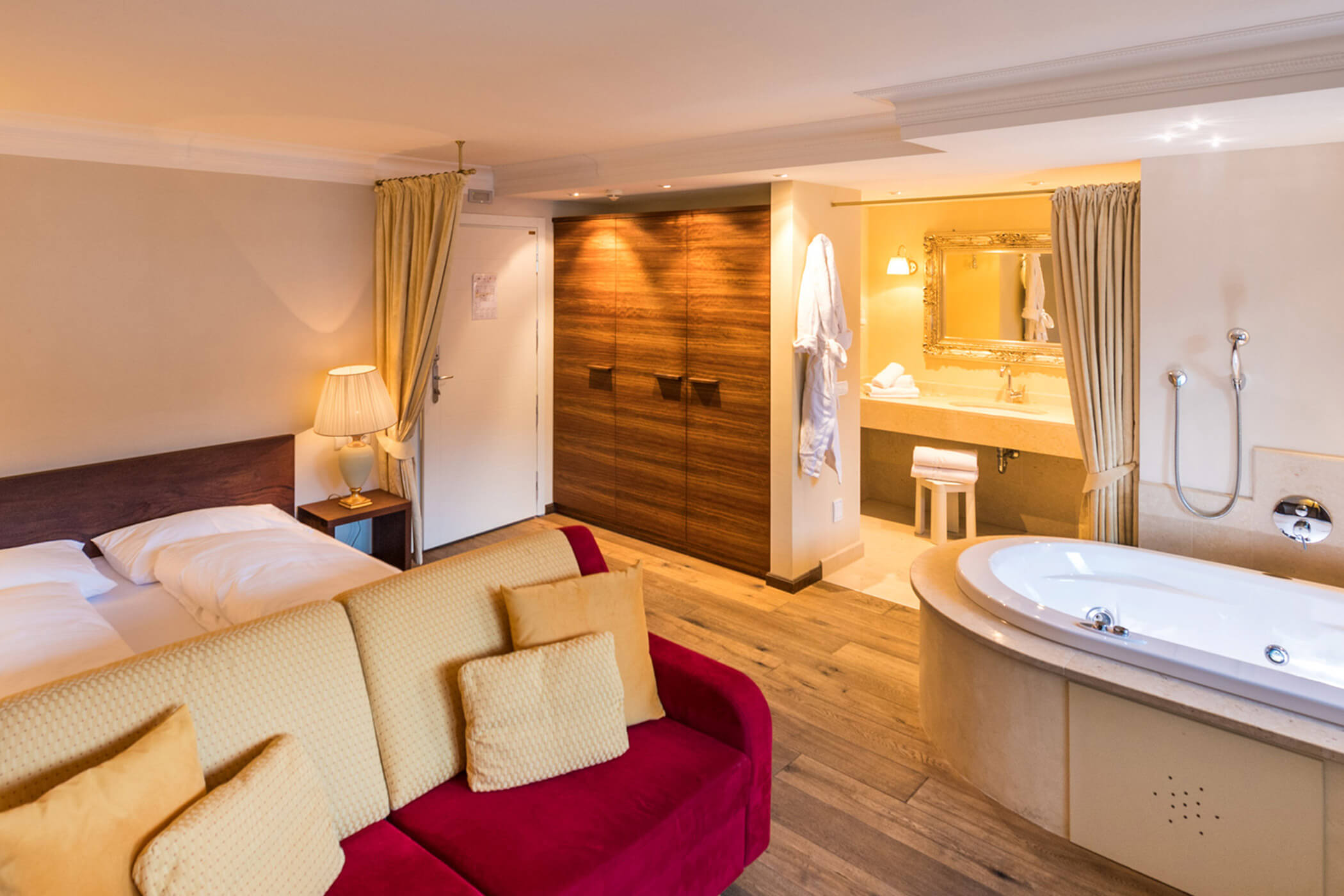 Impressies - Suite Superior - Living - Hotel Fameli in Valdaora